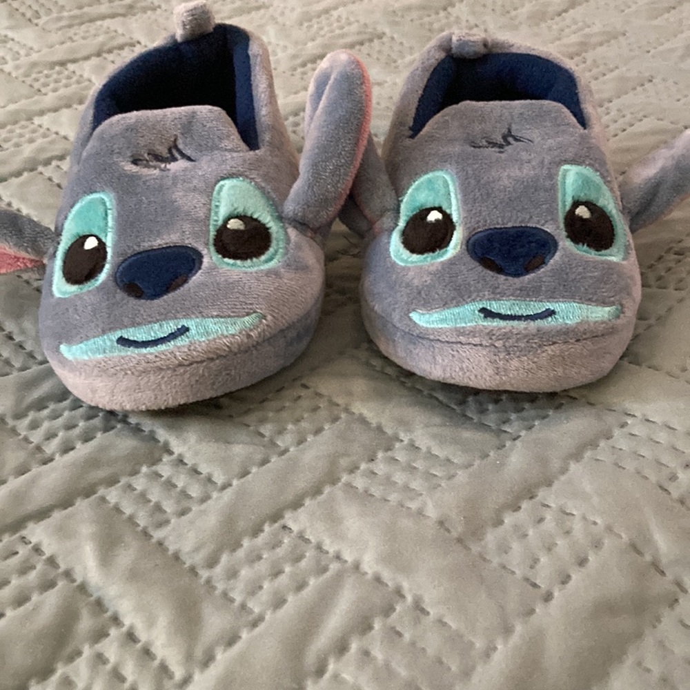 Disney’s Stitch slippers - Picture 4 of 6